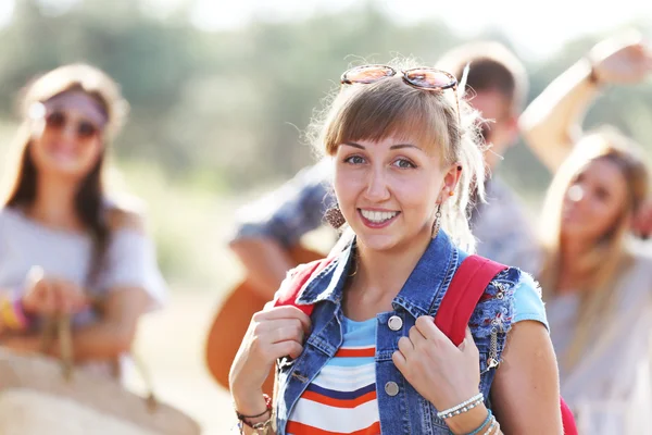 Jolie Fille Avec Des Amis Plein Air — Photo