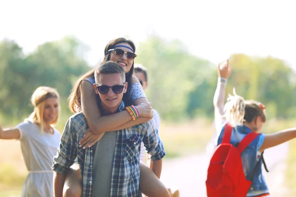 Amici Sorridenti Felici Divertono All Aperto — Foto Stock