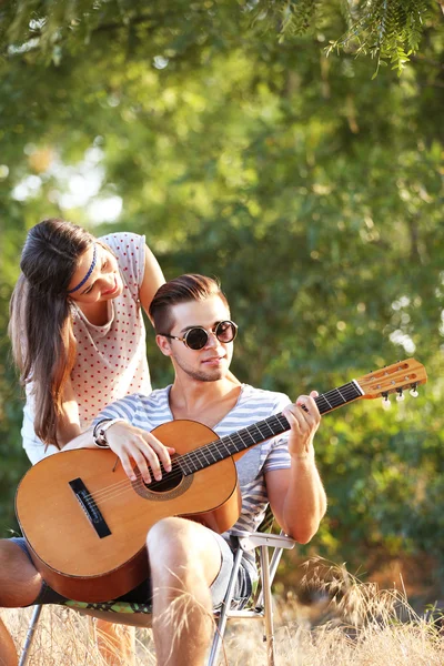 Приваблива пара грає на гітарі — стокове фото