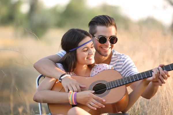 Çekici çift gitar çalmak