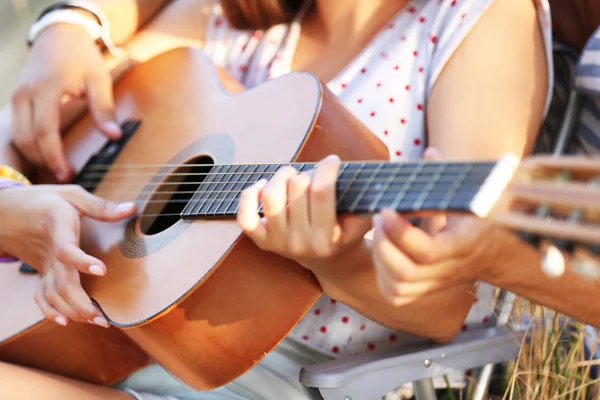 Atractiva pareja tocando la guitarra —  Fotos de Stock