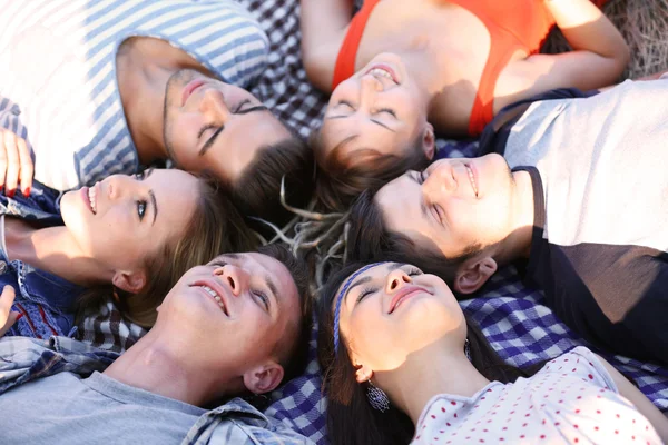 Amigos Felices Tumbados Cabeza Cabeza Manta Cerca — Foto de Stock