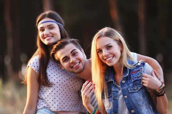 Amigos Despreocupados Abraçar Livre — Fotografia de Stock