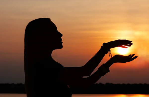 女人手里拿着太阳日落 — 图库照片