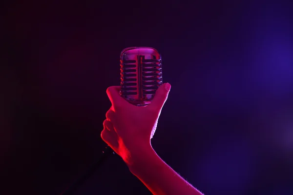 Ручной ретро-микрофон — стоковое фото