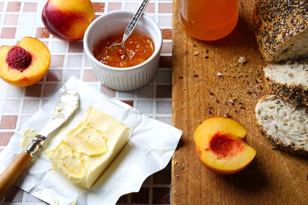 Lezzetli reçel kavanoz içinde 