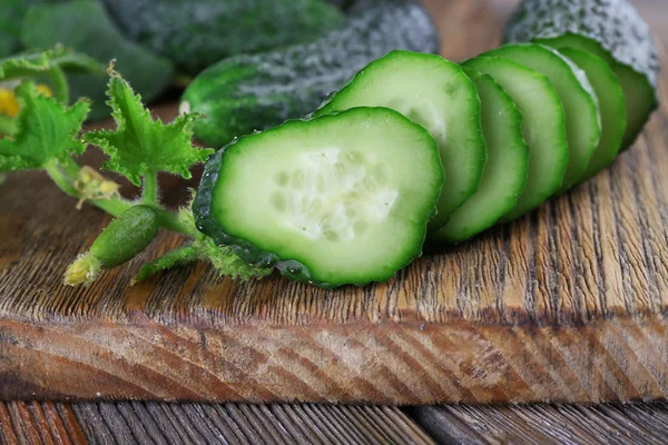 Komkommers op houten achtergrond, close-up — Stockfoto