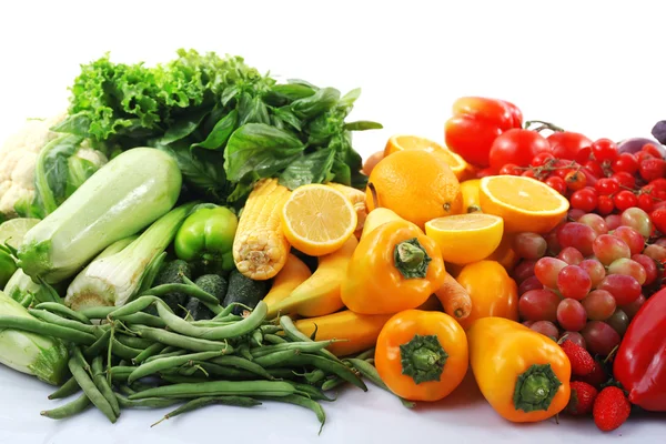 Свежие фрукты и овощи, изолированные на белом — стоковое фото
