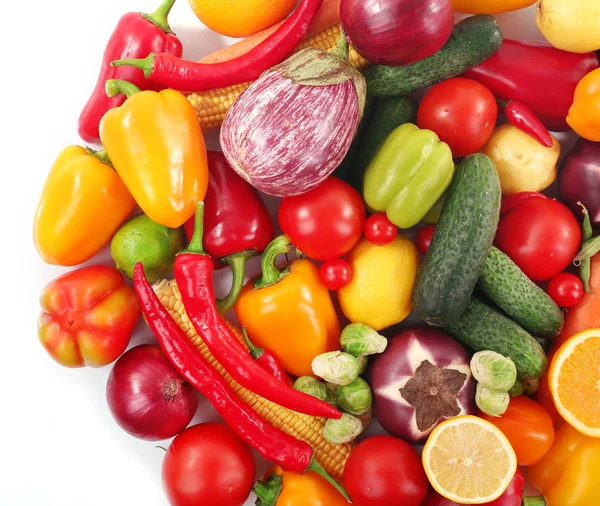 Färska frukter och grönsaker isolerade på vitt — Stockfoto