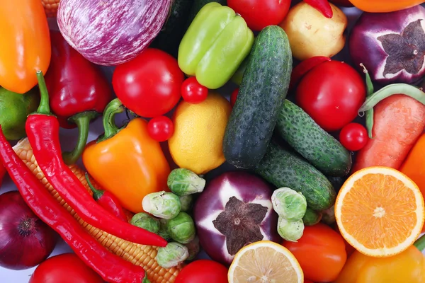 Frutas y hortalizas frescas aisladas en blanco — Foto de Stock