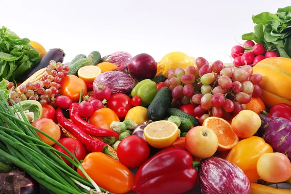 Fruits et légumes frais isolés sur blanc — Photo