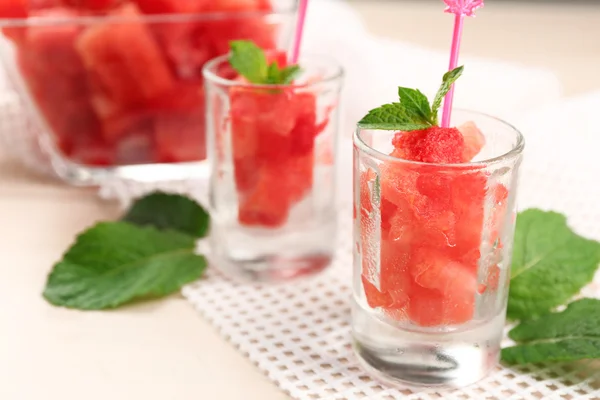 Koude watermeloen stukken in glazen, op houten tafel achtergrond — Stockfoto