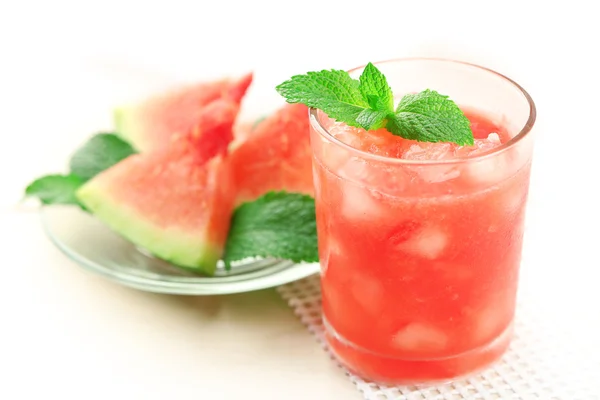 Kall vattenmelon drycker i glas, på träbord bakgrund — Stockfoto