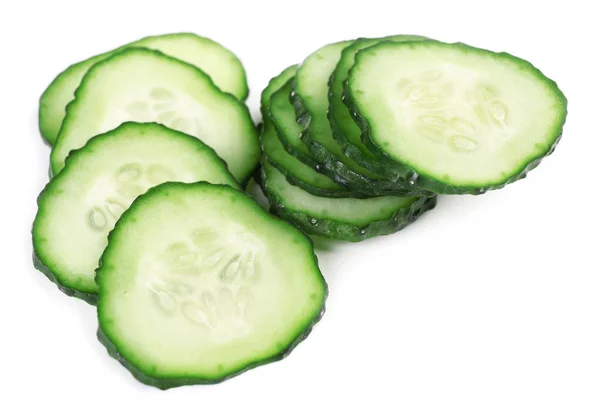 Gesneden komkommers geïsoleerd op wit — Stockfoto