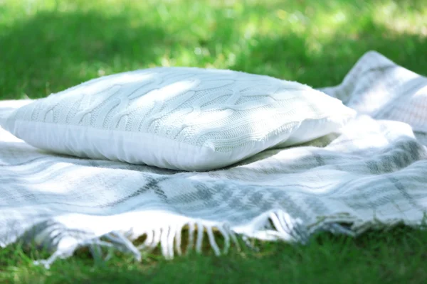 Manta a cuadros con almohada de punto — Foto de Stock