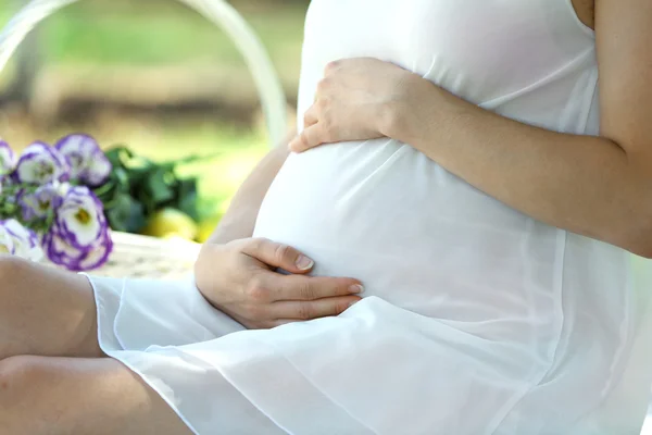 Gravid kvinna på filt i parken — Stockfoto