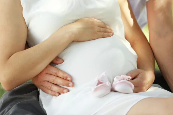 Hombre y su encantadora esposa embarazada — Foto de Stock