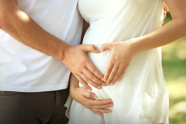 Gelukkig man en vrouw in park — Stockfoto