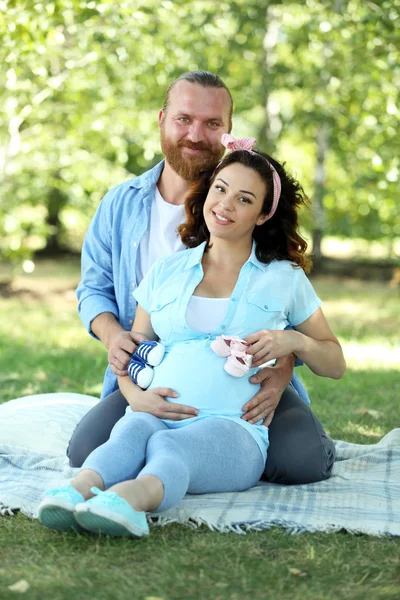 Woman with husband in park — Stock Photo, Image