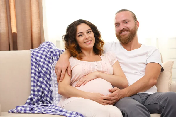 Casal em espera pelo nascimento do bebê — Fotografia de Stock