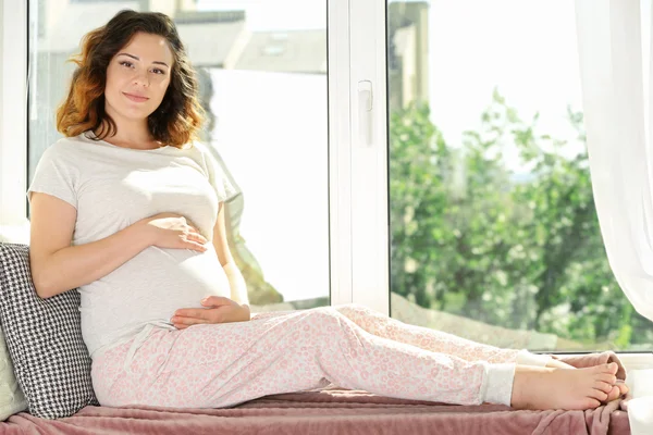Mujer embarazada en el tablero de ventana —  Fotos de Stock