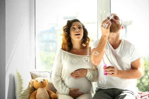 Happy beloved man and pregnant woman — Stock Photo, Image