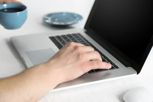 Homem trabalhando com laptop no escritório — Fotografia de Stock