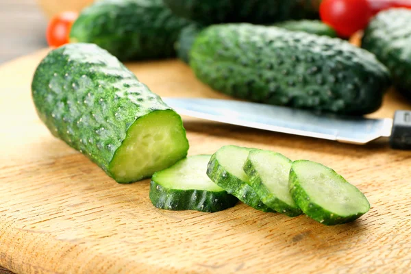 Gurkenscheiben auf Holztisch — Stockfoto