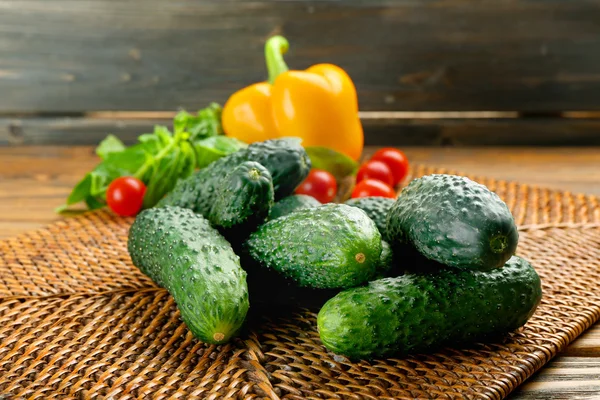 Composición de pepinos, tomates y pimientos dulces —  Fotos de Stock