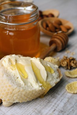 Sağlıklı Kahvaltı ekmek, bal, fındık ile. Ülke kahvaltı konsepti