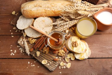 Sağlıklı Kahvaltı ekmek, bal, fındık ile. Ülke kahvaltı konsepti