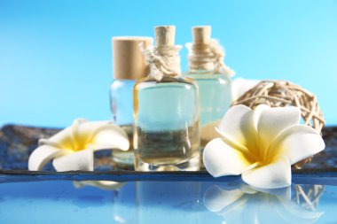 Aroma yağı ve çiçek güzel kompozisyon 