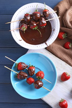 Tablo lezzetli çilek ile görev yaptı.