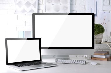 Çalışma alanı ile bilgisayar ve laptop masada
