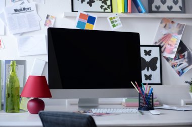 Modern bir şekilde dekore edilmiş oda tabloda bilgisayarda