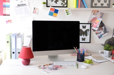 Modern bir şekilde dekore edilmiş oda tabloda bilgisayarda