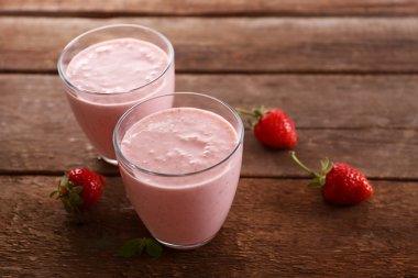 Çilek ile taze çilekli yoğurt