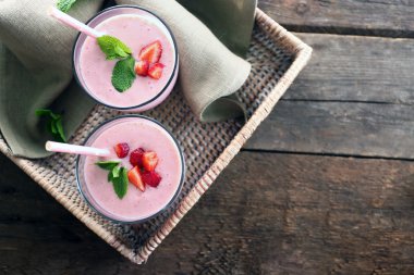 Hasır tepsi üzerinde taze çilekli yoğurt
