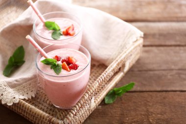 taze çilekli yoğurt