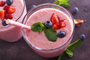 Çilek ile dekore edilmiş lezzetli yoğurt