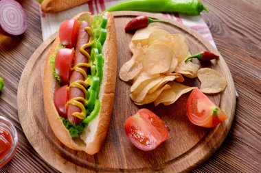 Sosisli sandviç ve sebze