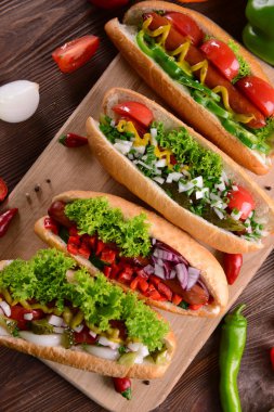 Sosisli sandviç ve sebze