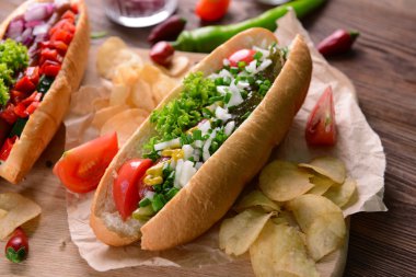 Sosisli sandviç ve sebze