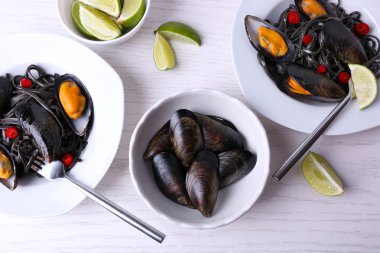 Pişmiş makarna, midye ve kireç