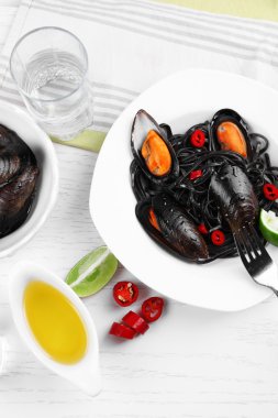 Pişmiş makarna, midye ve kireç