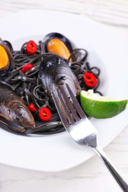 Pişmiş makarna, midye ve kireç