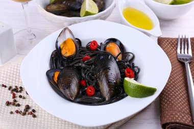 Pişmiş makarna, midye ve kireç