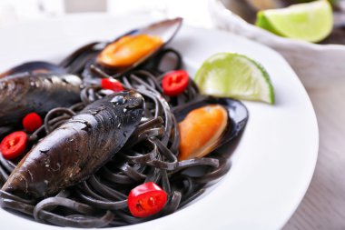 Pişmiş makarna, midye ve kireç