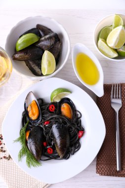 Pişmiş makarna, midye, kireç ve şarap