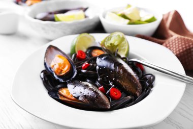 Pişmiş makarna, midye ve kireç